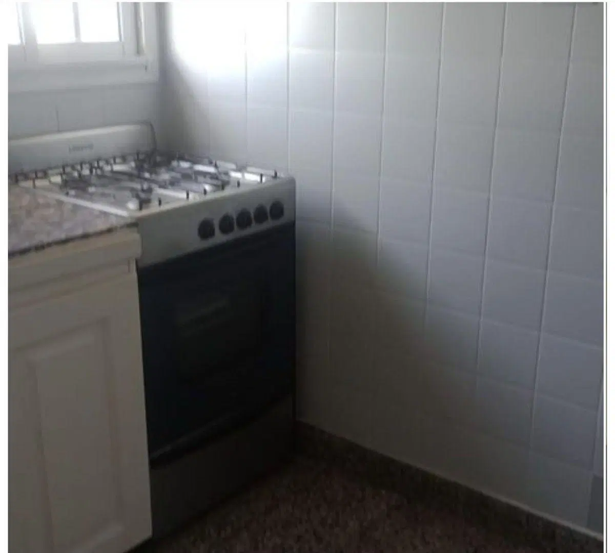 Exc monoambiente en alquiler con cocina, balcón, alto muy luminoso. 2