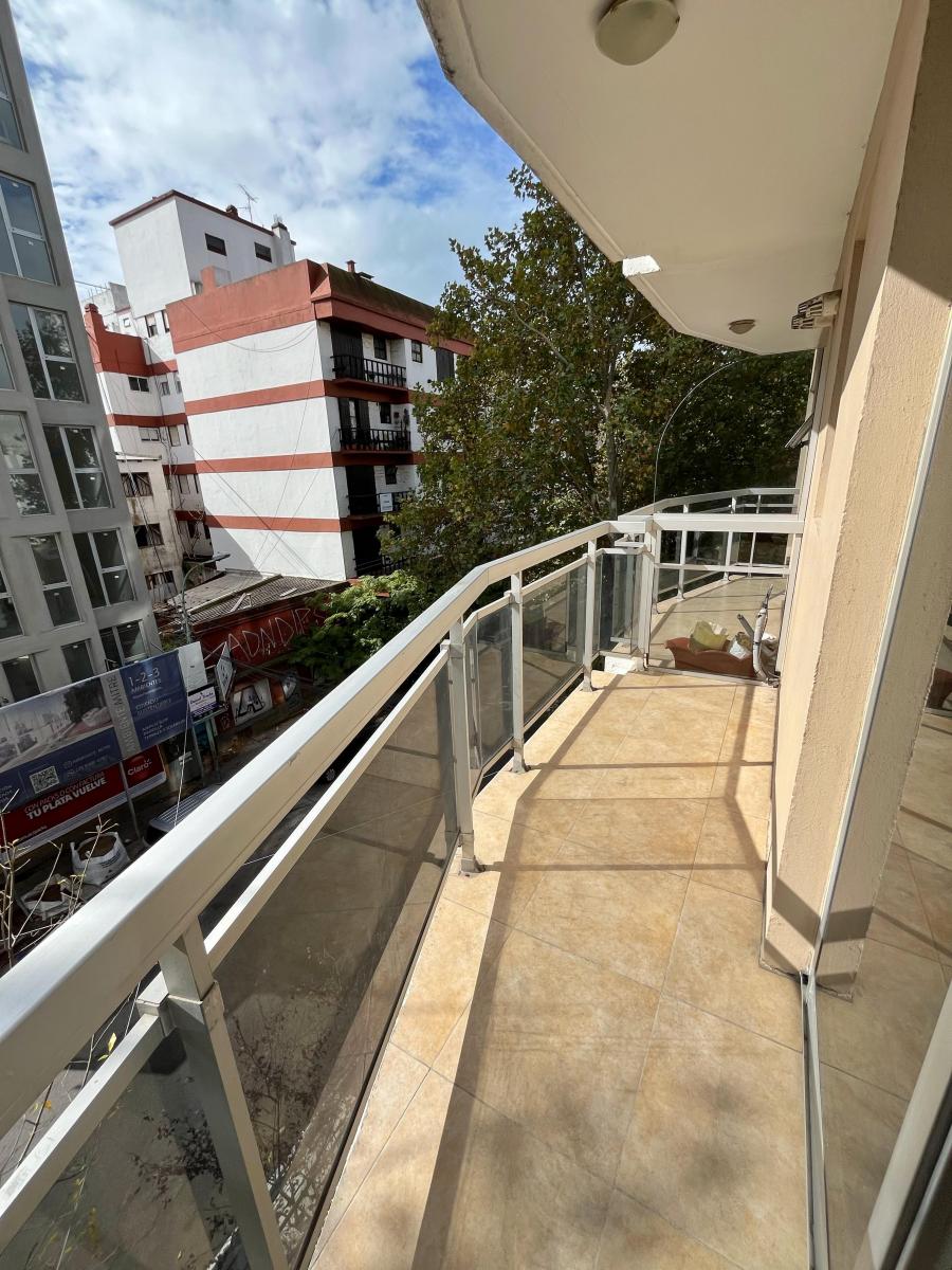 Vendemos Semipiso de 2 Ambientes con Balcón y Cochera en Plaza Mitre 5
