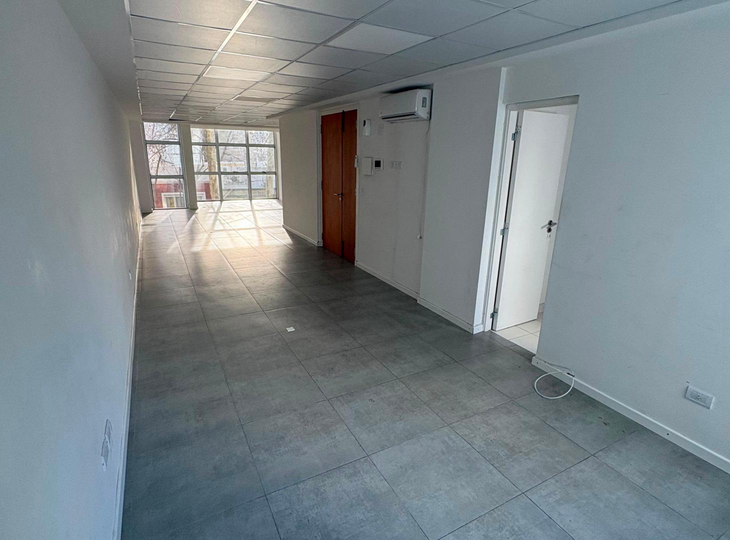 Foto de VENTA OFICINA EN SEMIPISO MODERNA ZONA PLAZA MITRE, imagen 4