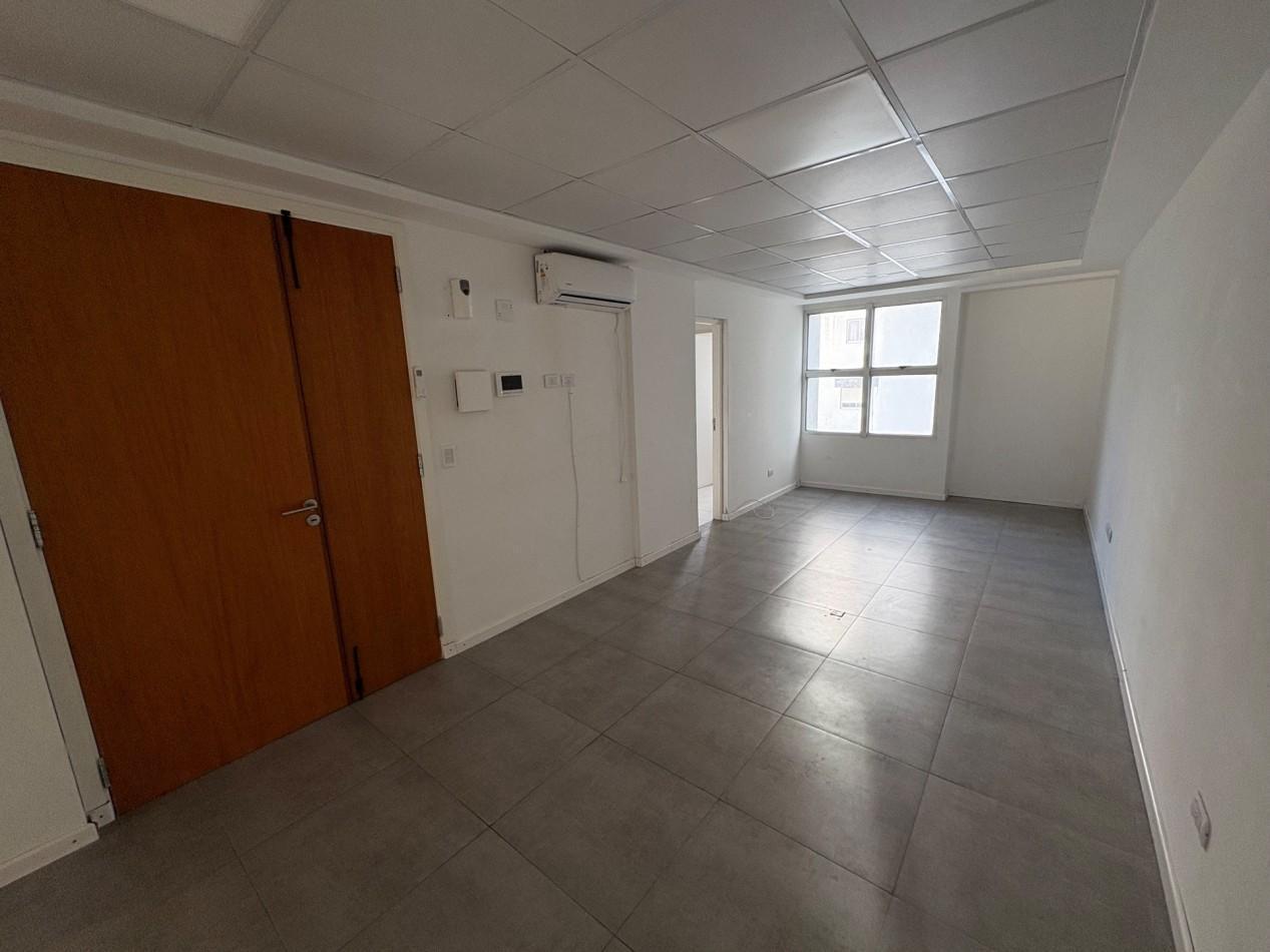 Foto de VENTA OFICINA EN SEMIPISO MODERNA ZONA PLAZA MITRE, imagen 3