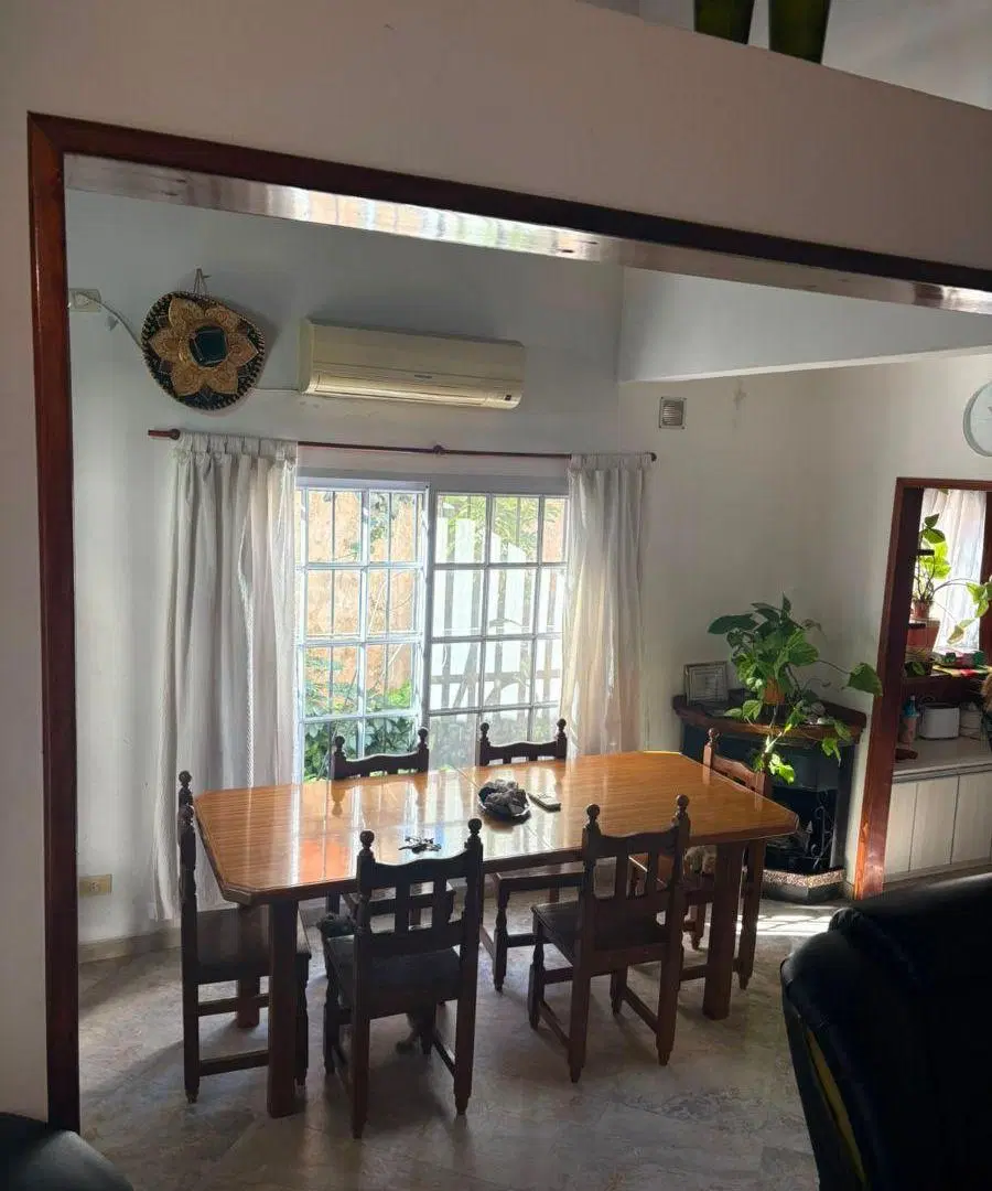 Casa de 6 ambientes estilo cabaña ubicada sobre calle 18A de Berazategui. 2