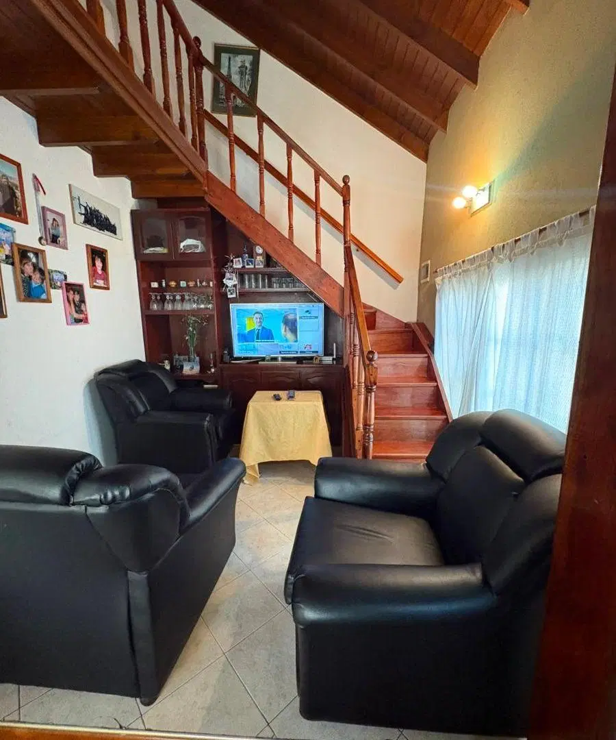 Casa de 6 ambientes estilo cabaña ubicada sobre calle 18A de Berazategui. 1