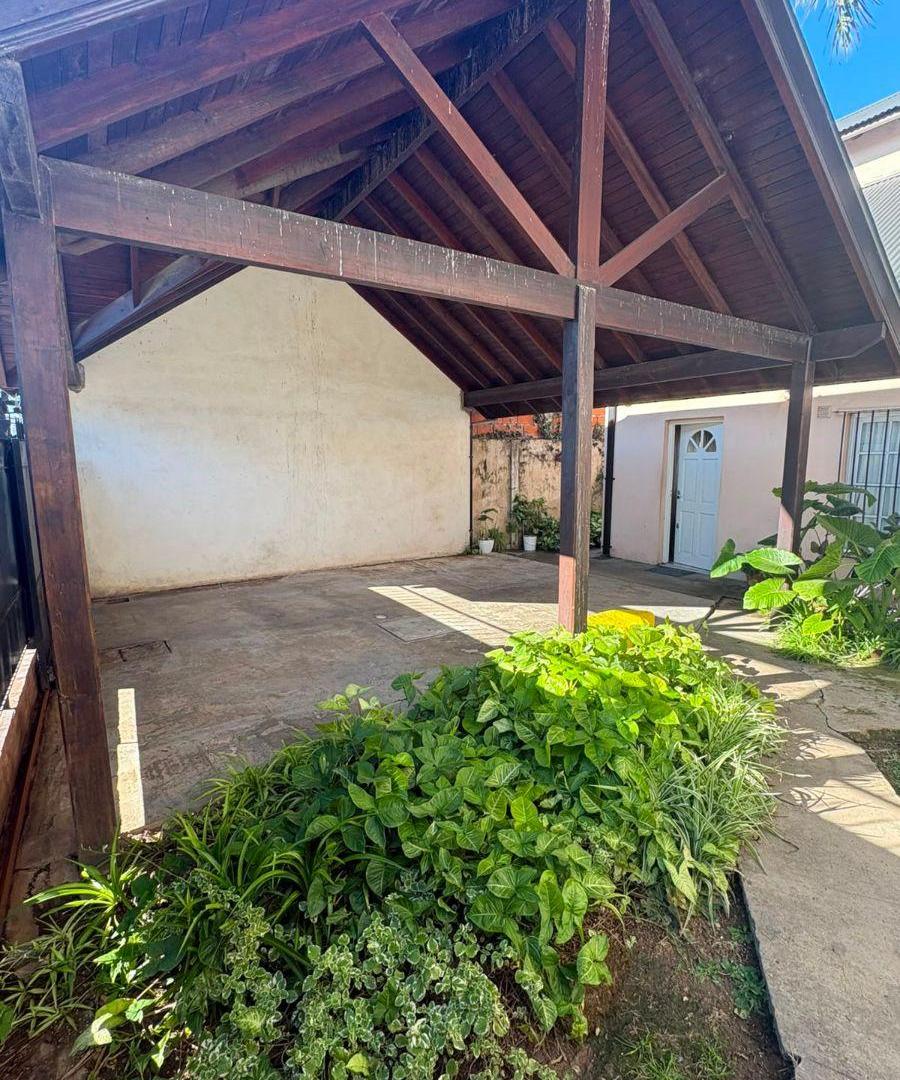 Casa de 6 ambientes estilo cabaña ubicada sobre calle 18A de Berazategui.
