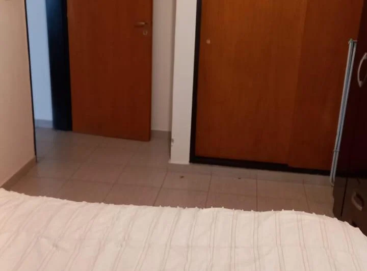 A persona sola alquilo departamento de un dormitorio 1