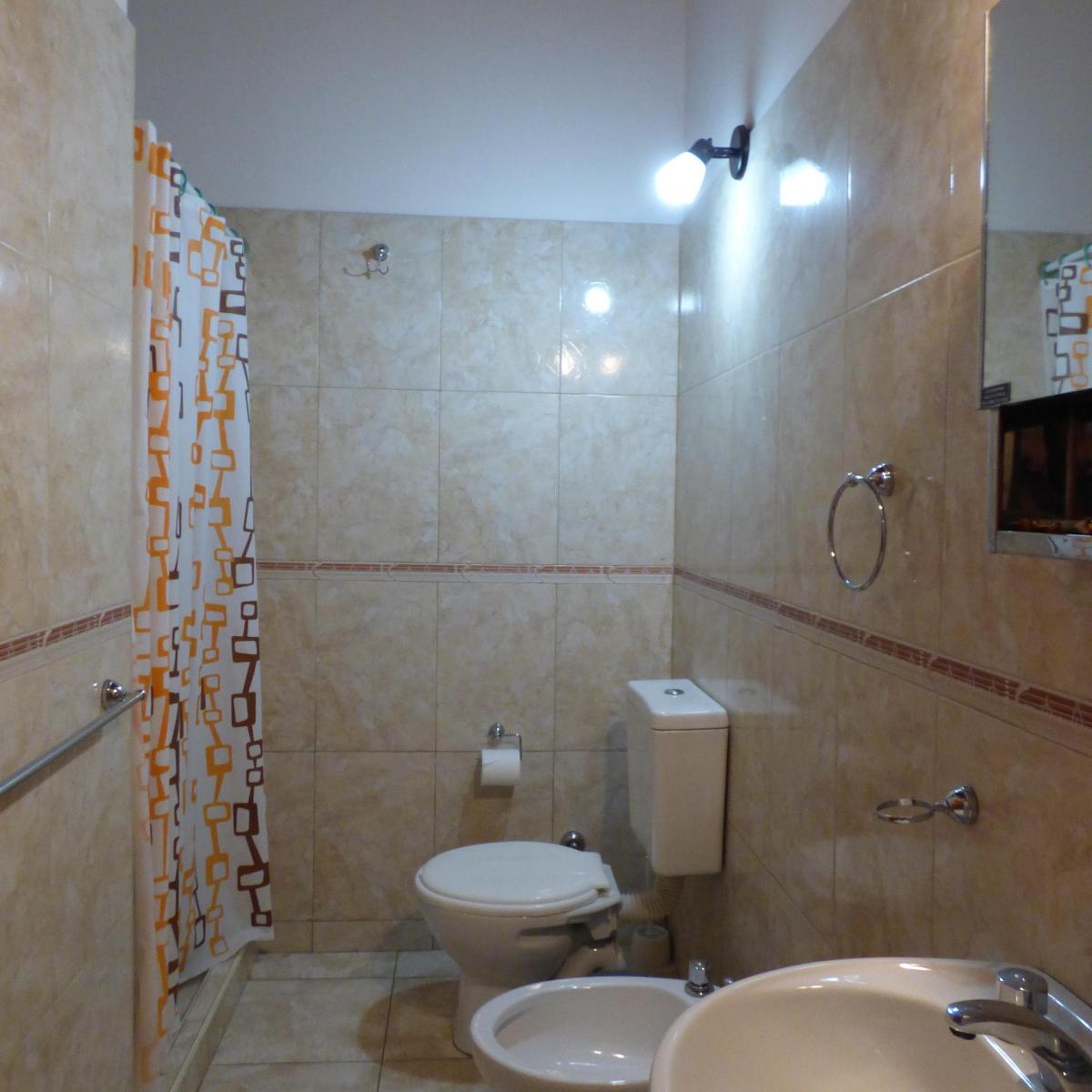 2 Departamentos de 1 Dormitorio + Casa Zona Centro con Patio 2