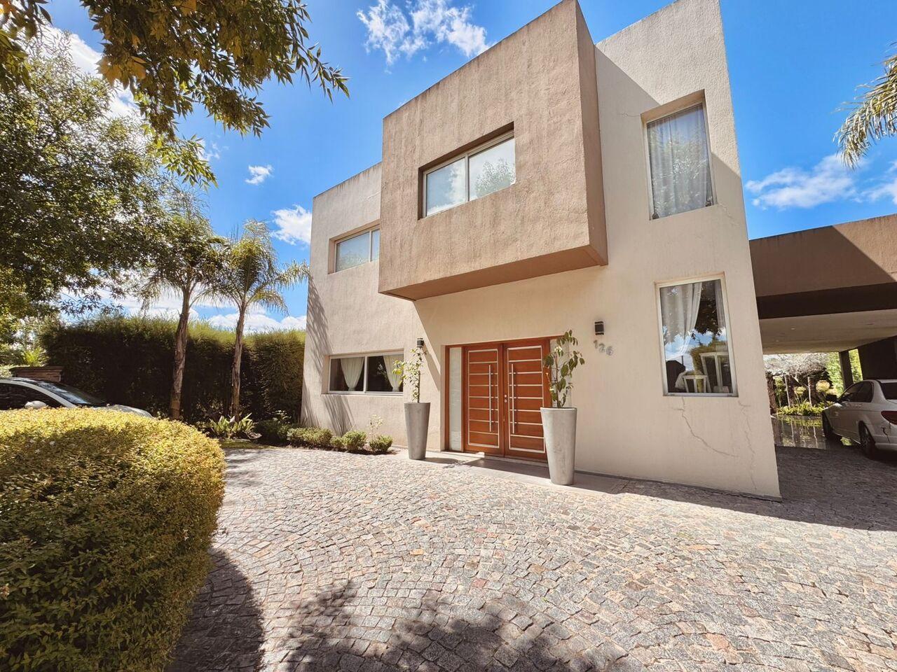 Barrancas de Iraola: casa con gran jardín, parrilla y terraza lista para sumar metros