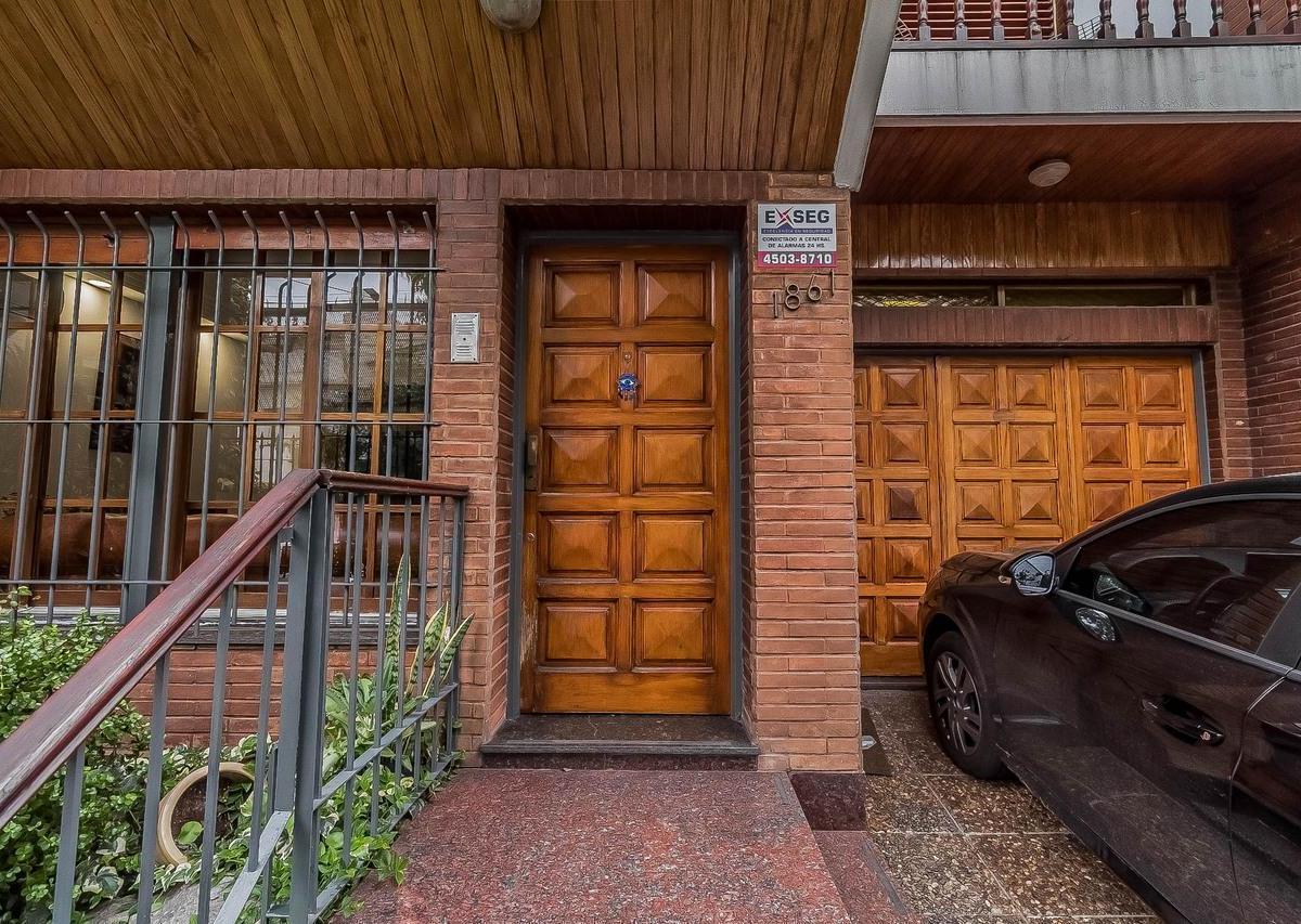 Casa en Venta, con Jardin y Pileta, en Flores 5