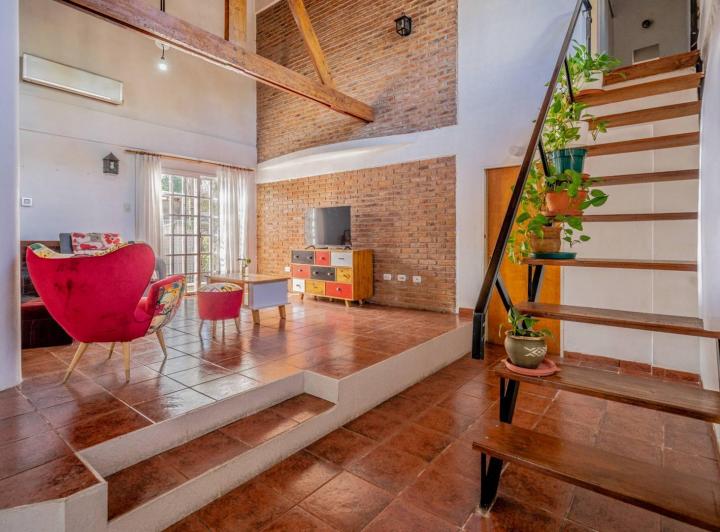 venta casa 4 ambientes con garage, patio y jardín mas departamento 2 ambientes 5