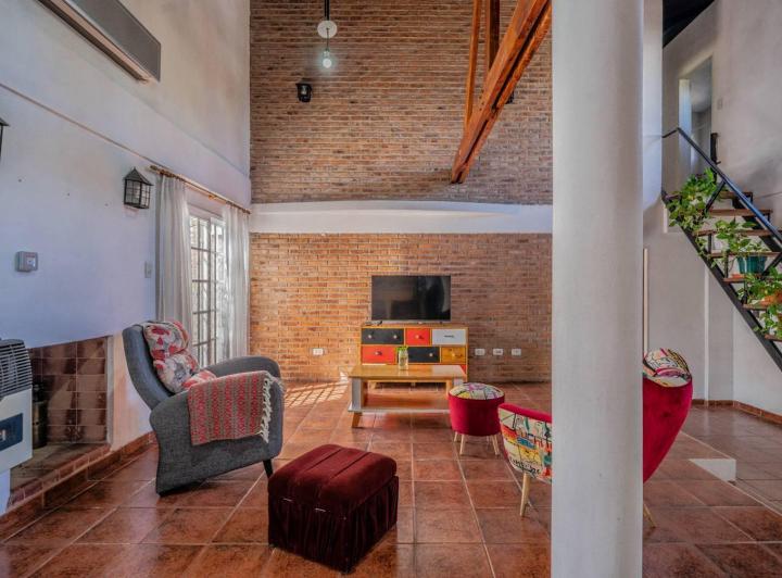 venta casa 4 ambientes con garage, patio y jardín mas departamento 2 ambientes 3