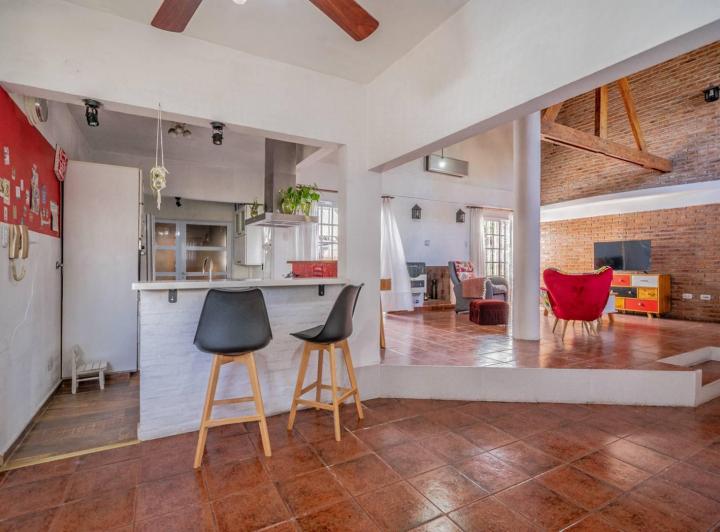venta casa 4 ambientes con garage, patio y jardín mas departamento 2 ambientes 2