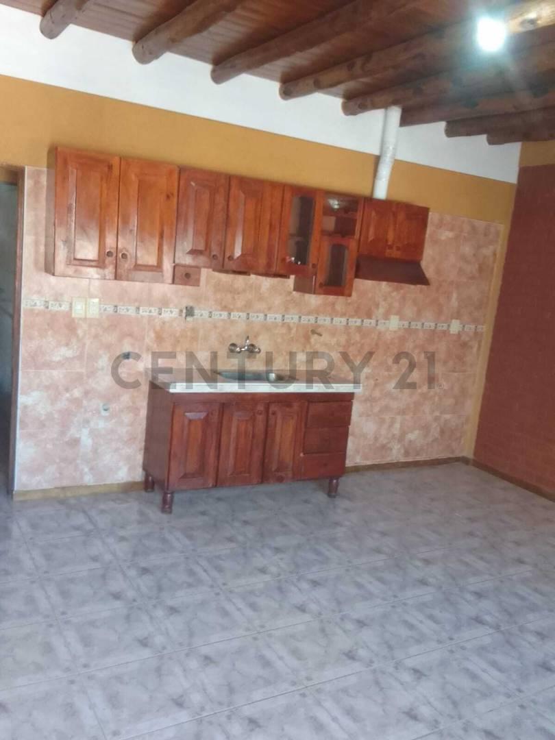 Complejo en venta con renta activa – Casa + 3 departamentos a pasos de calle Mitre