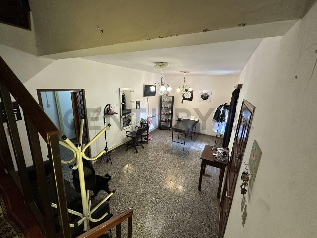Casa con Departamento e ingreso independiente, a 2 cuadra de Sexta Seccion