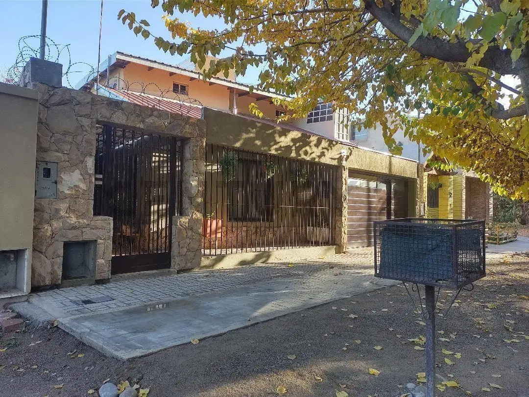 SE VENDE EXCELENTE CASA CON DEPARTAMENTO 5