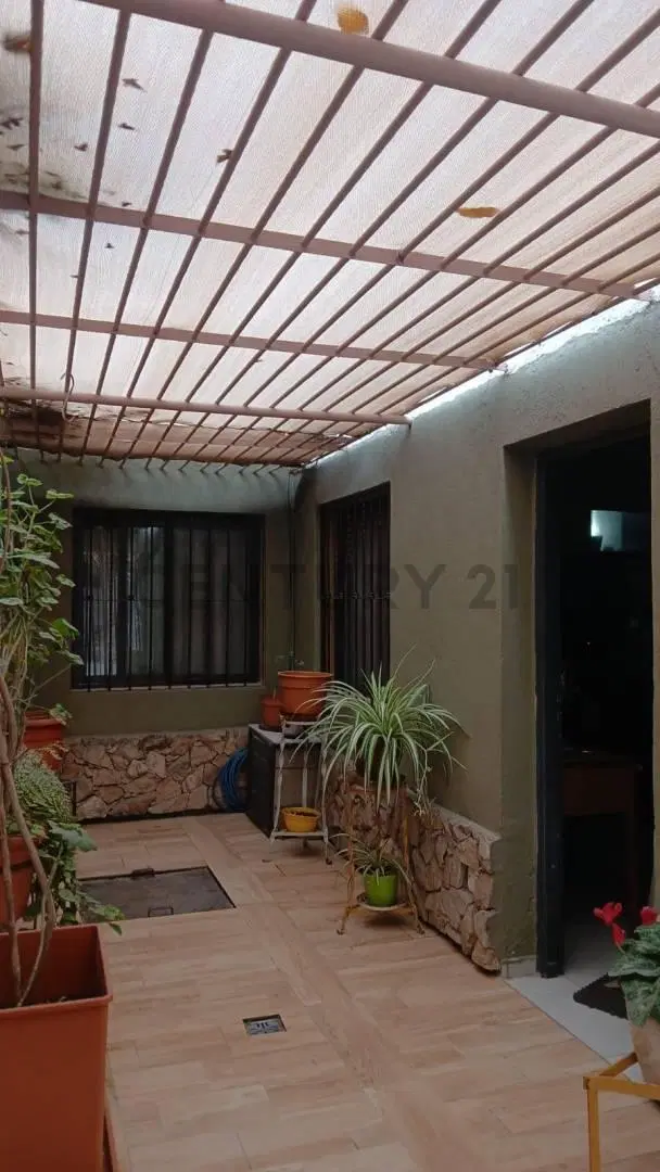 SE VENDE EXCELENTE CASA CON DEPARTAMENTO 3