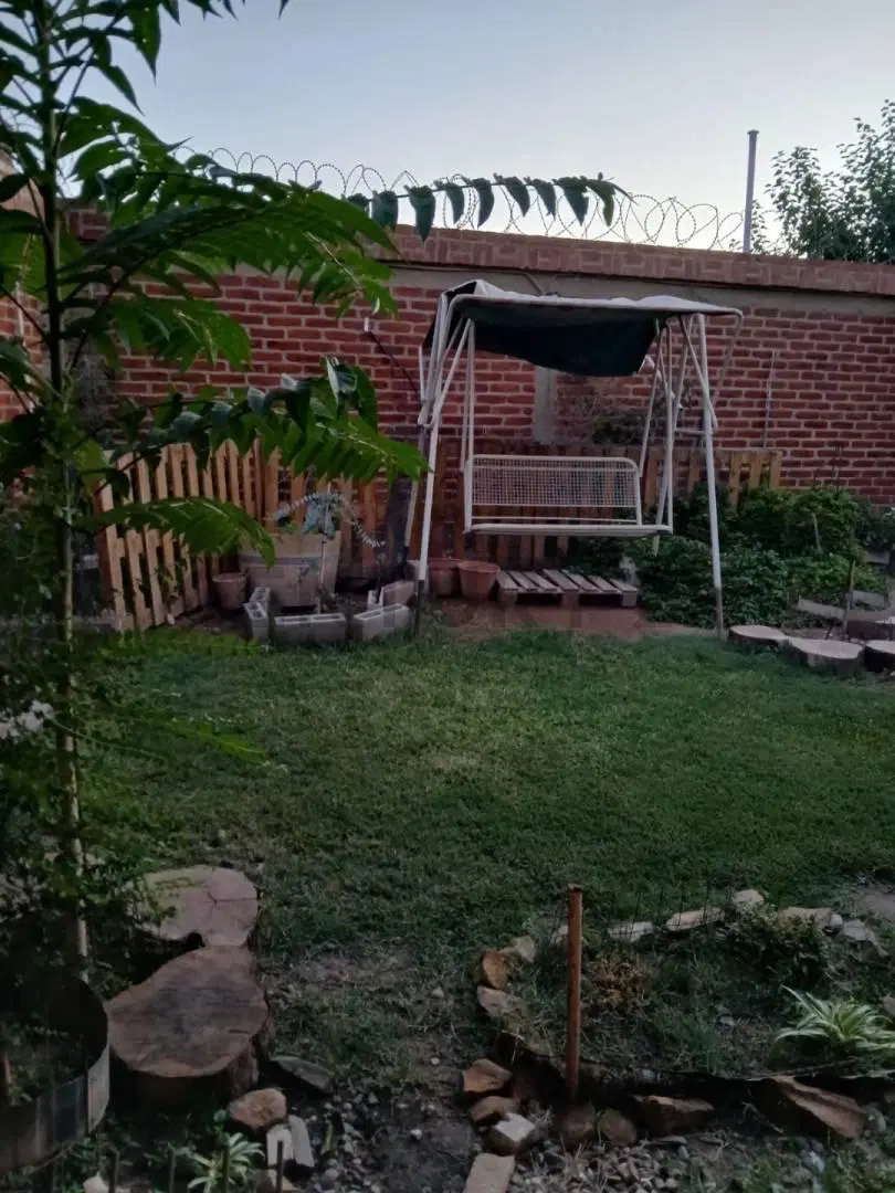 SE VENDE EXCELENTE CASA CON DEPARTAMENTO 8