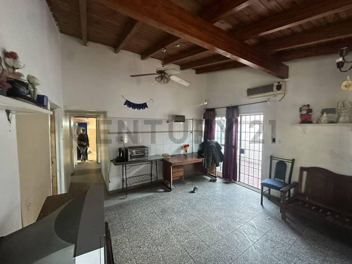 Foto de Century21 vende casa a precio de terreno, 3 dormitorios, 1 baño, imagen 2