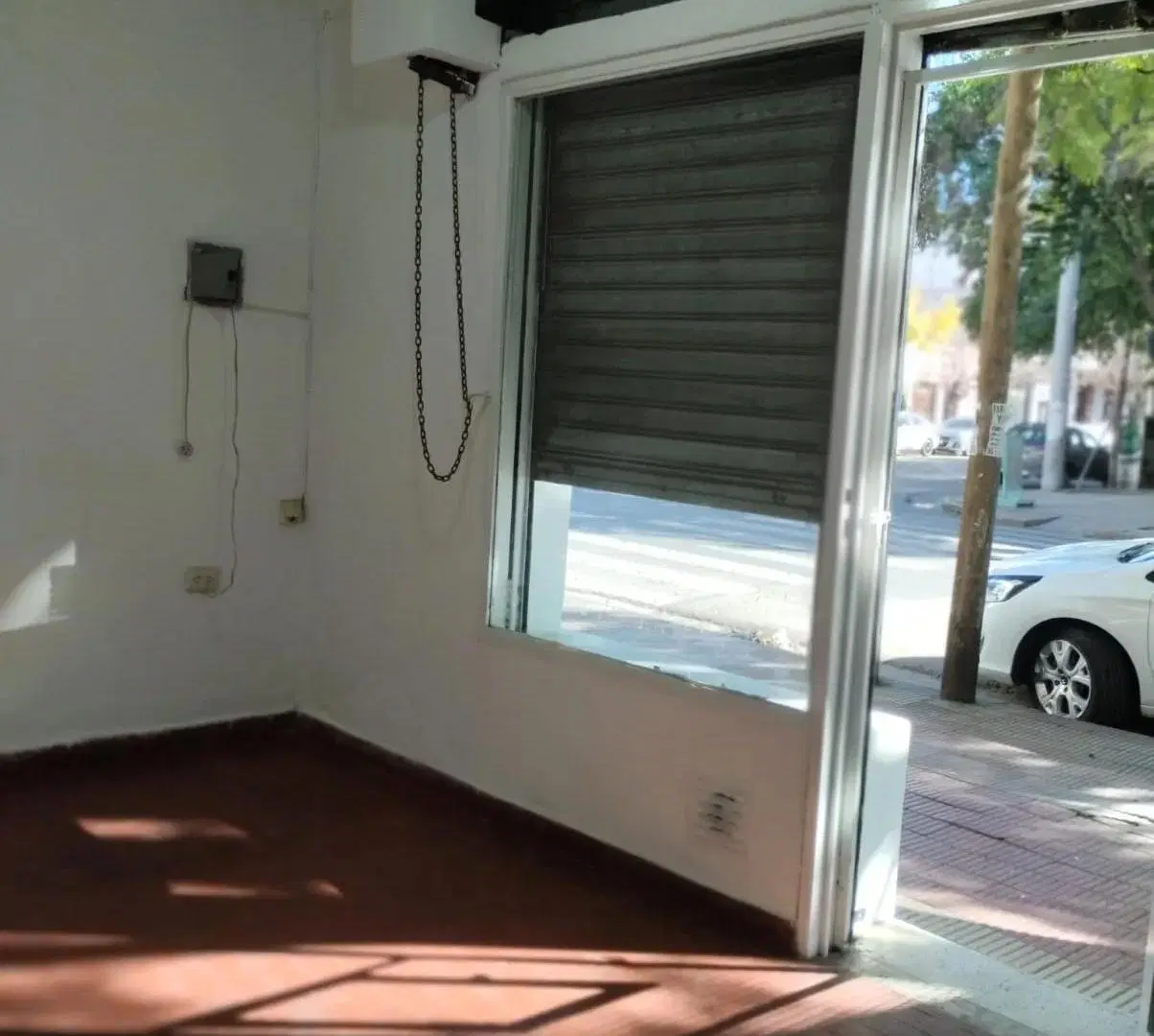 Alta Cba. sobre Fragueiro-LOCAL c/baño-ALQUILER 5
