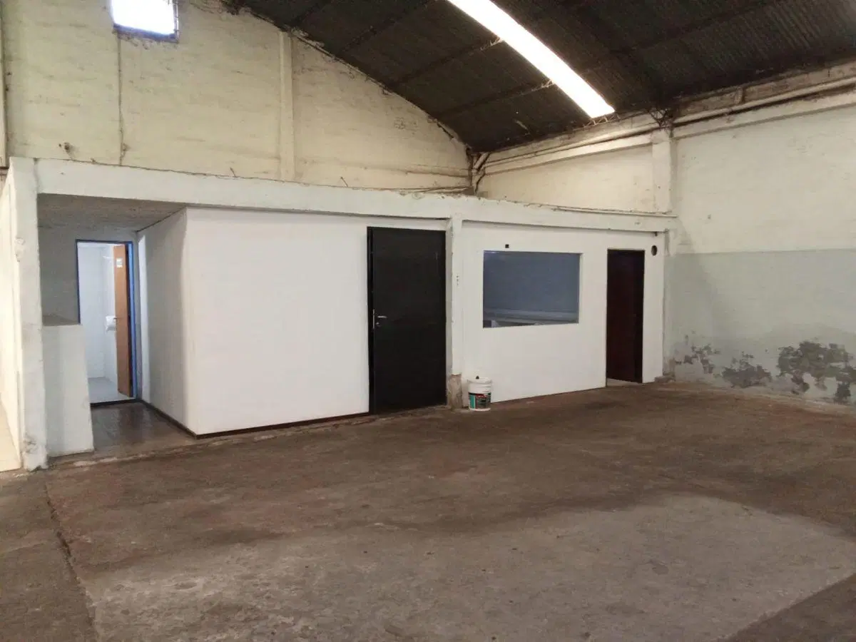 Excelente Nave industrial con oficinas. 2