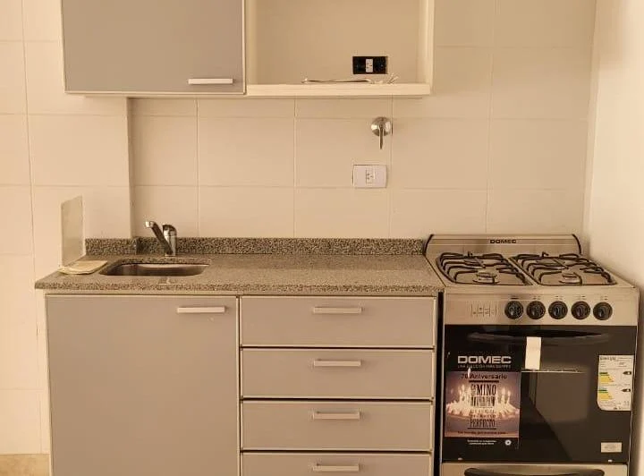 DUEÑO ALQUILA excelente 2 amb. con hermoso patio, contrafrente 5