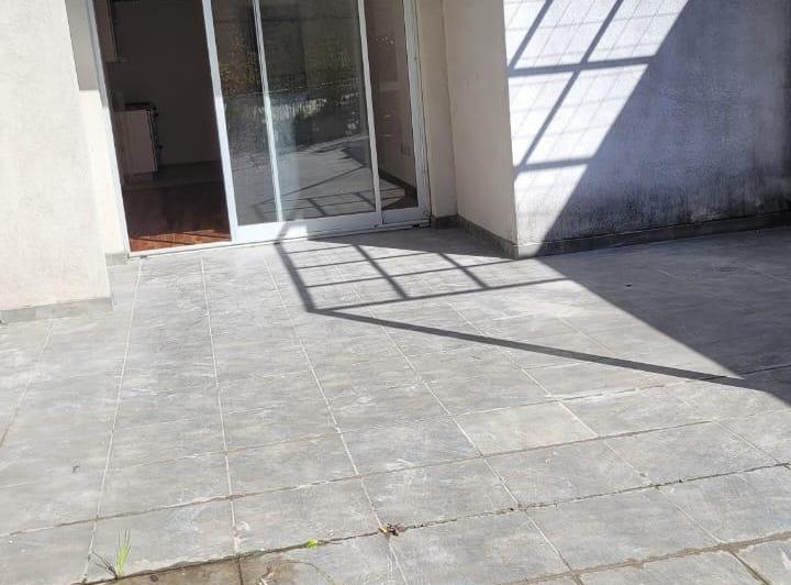 DUEÑO ALQUILA excelente 2 amb. con hermoso patio, contrafrente 4