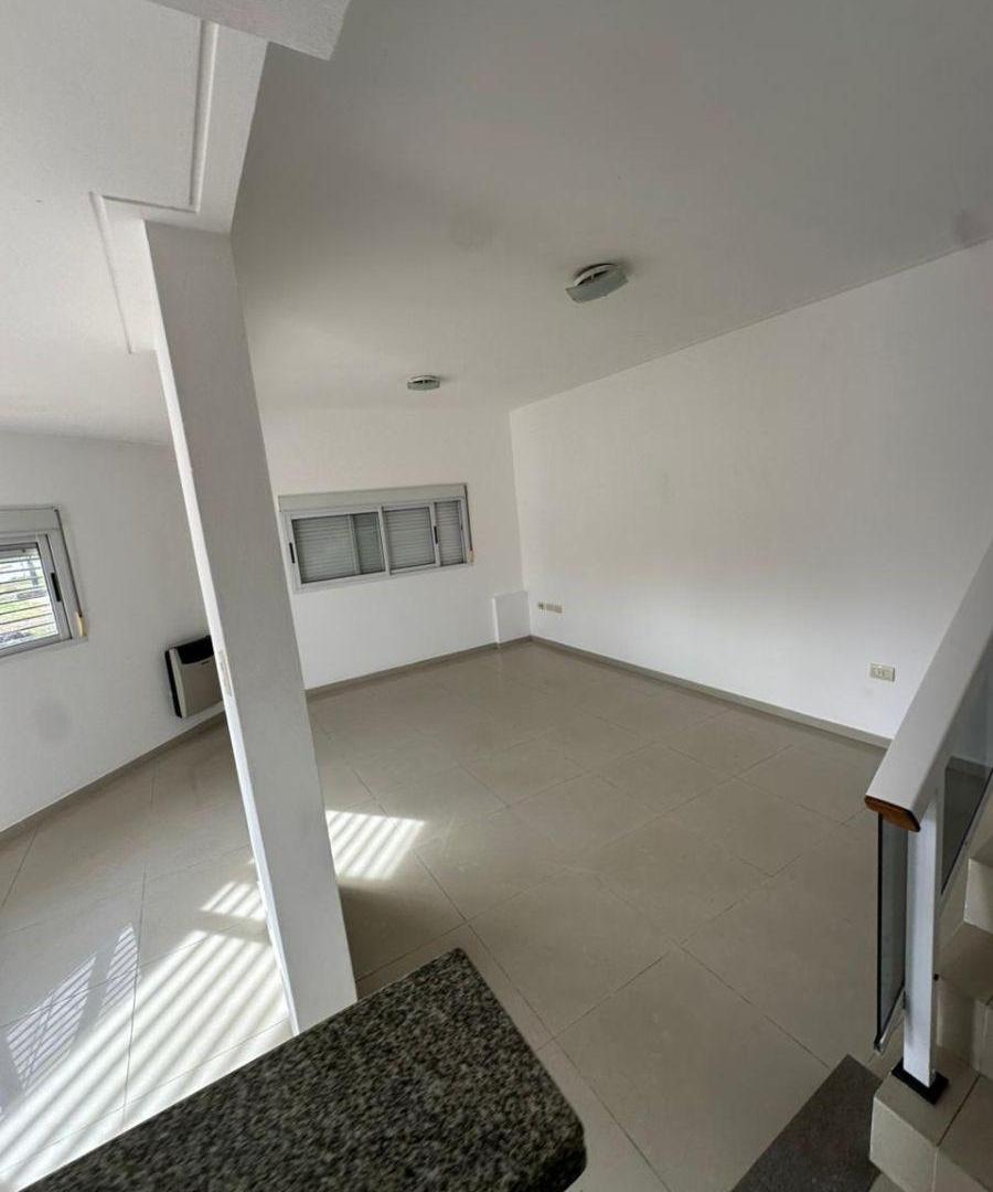 Foto de Alquiler Dúplex 3 dormitorios con patio, parrilla y cochera, Los Hornos, imagen 2