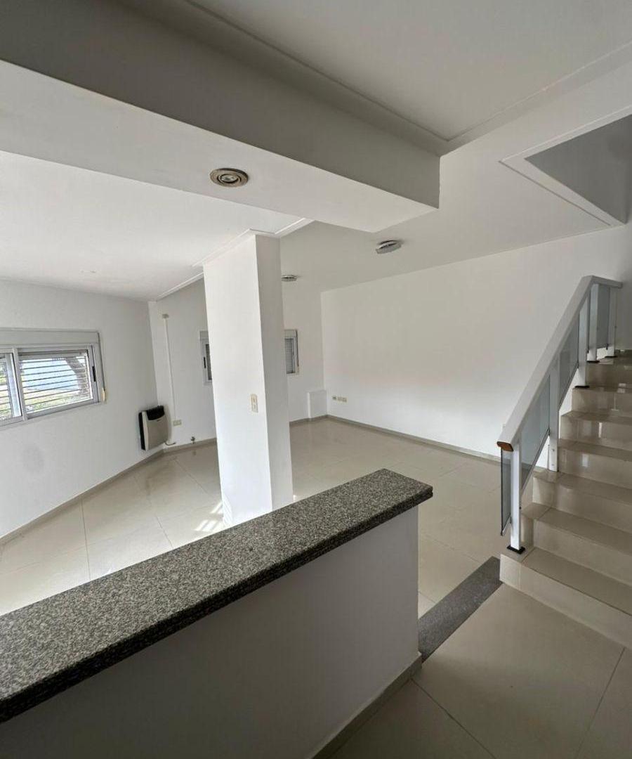 Foto de Alquiler Dúplex 3 dormitorios con patio, parrilla y cochera, Los Hornos, imagen 4