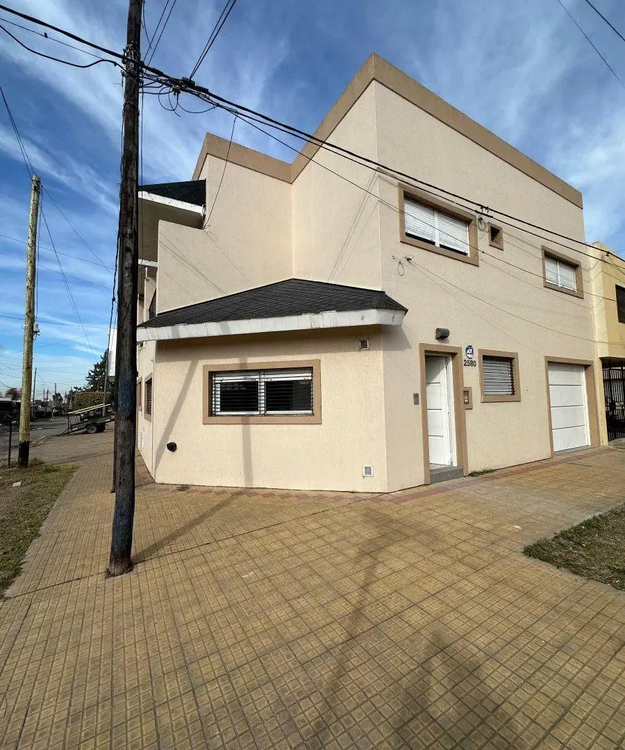 Alquiler Dúplex 3 dormitorios con patio, parrilla y cochera, Los Hornos 1