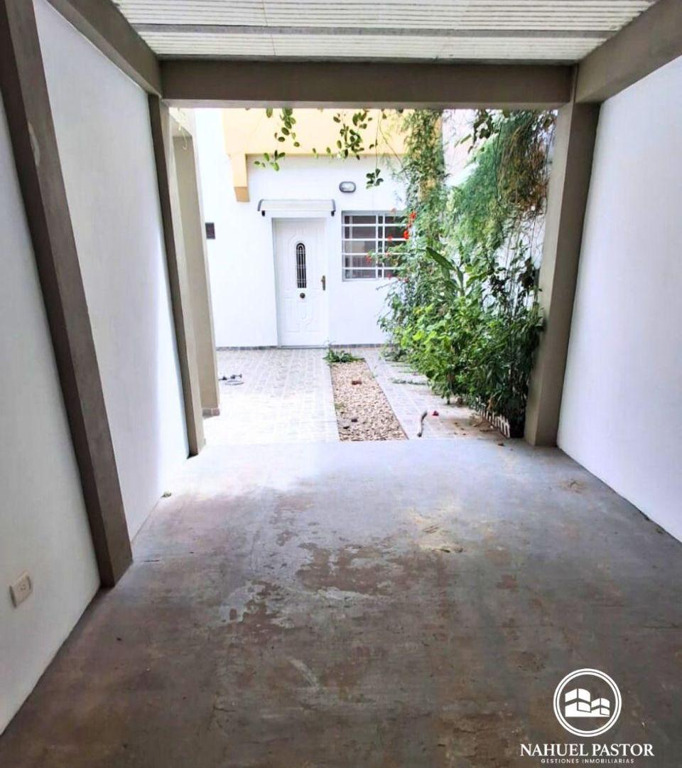 Foto de Venta Dúplex 2 dormitorios, con patio, parrilla y cochera, Los Hornos, imagen 1
