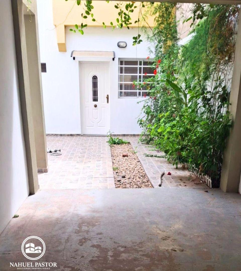 Foto de Venta Dúplex 2 dormitorios, con patio, parrilla y cochera, Los Hornos, imagen 4