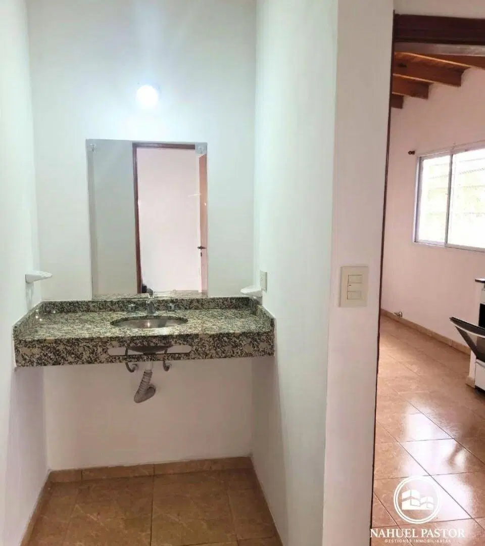 Venta Departamento 2 dormitorios con cochera, Los Hornos 8
