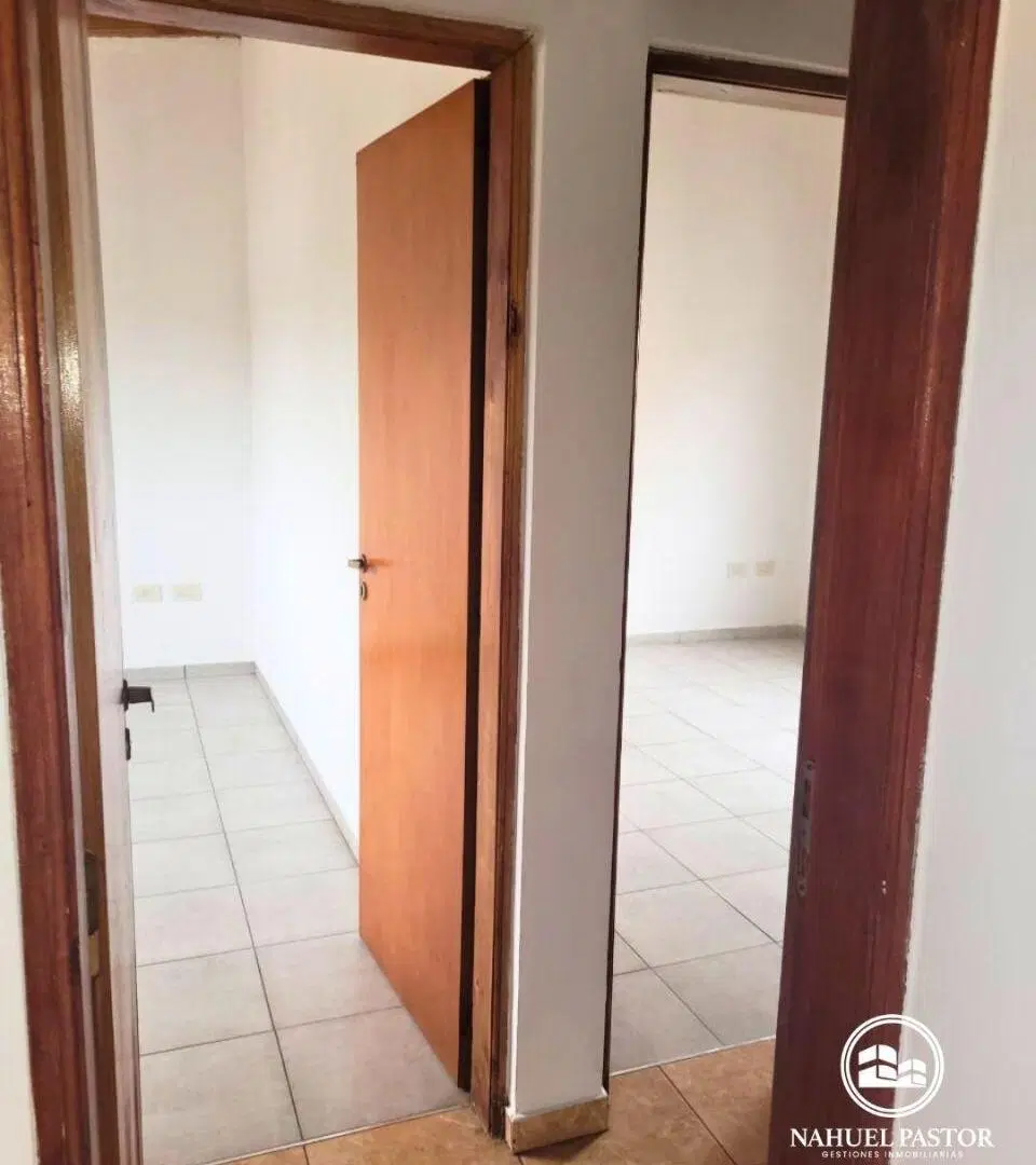 Venta Departamento 2 dormitorios con cochera, Los Hornos 5