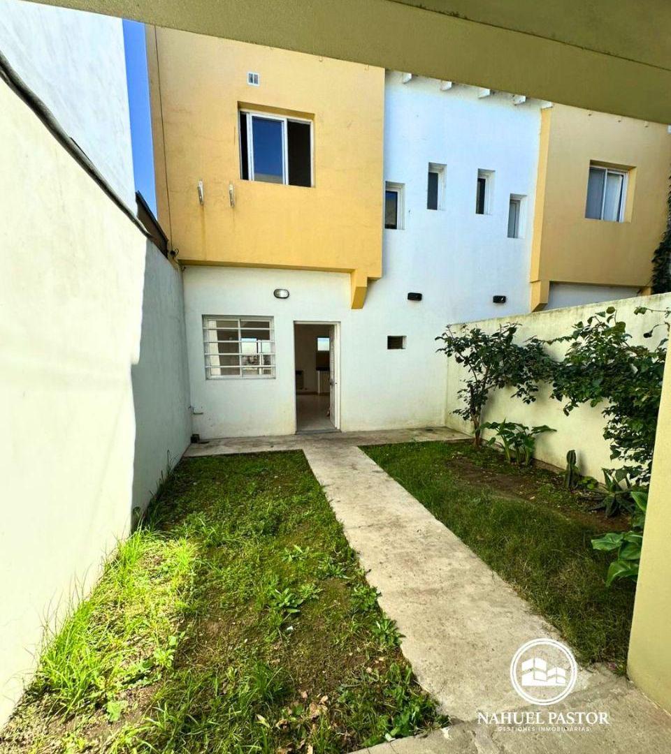 Foto de Venta Dúplex 2 dormitorios, con patio, parrilla y cochera, Los Hornos, imagen 4