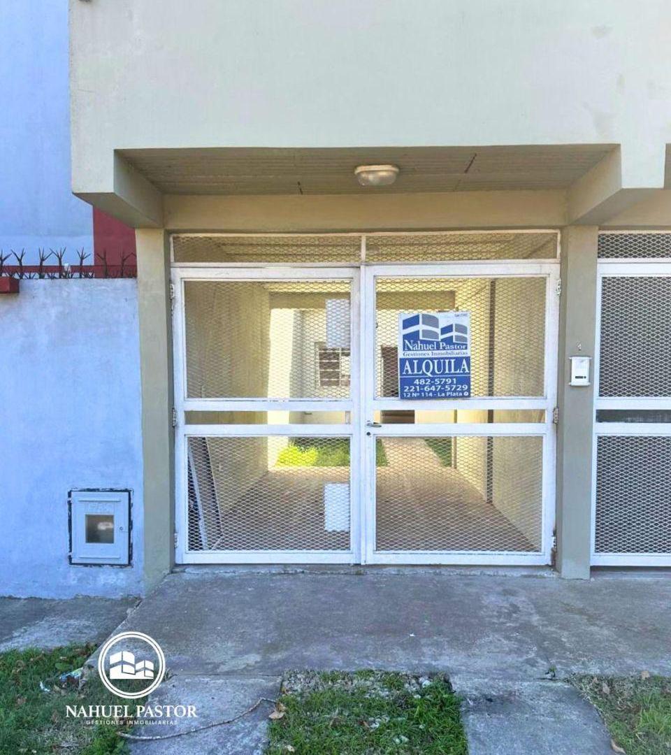 Foto de Venta Dúplex 2 dormitorios, con patio, parrilla y cochera, Los Hornos, imagen 2