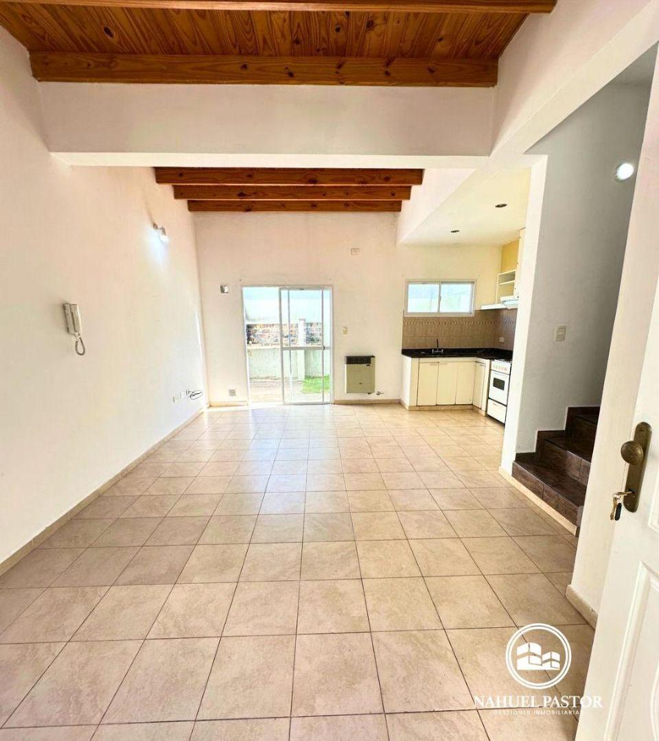 Foto de Venta Dúplex 2 dormitorios, con patio, parrilla y cochera, Los Hornos, imagen 5