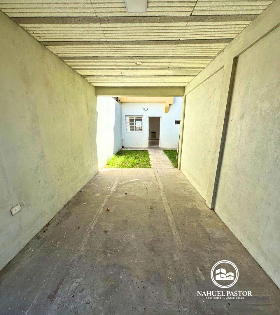 Foto de Venta Dúplex 2 dormitorios, con patio, parrilla y cochera, Los Hornos, imagen 3