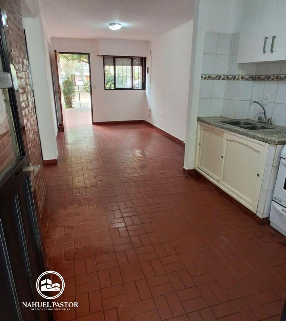 Foto de Alquiler departamento dos dormitorios con patio y cochera, Los Hornos, imagen 3