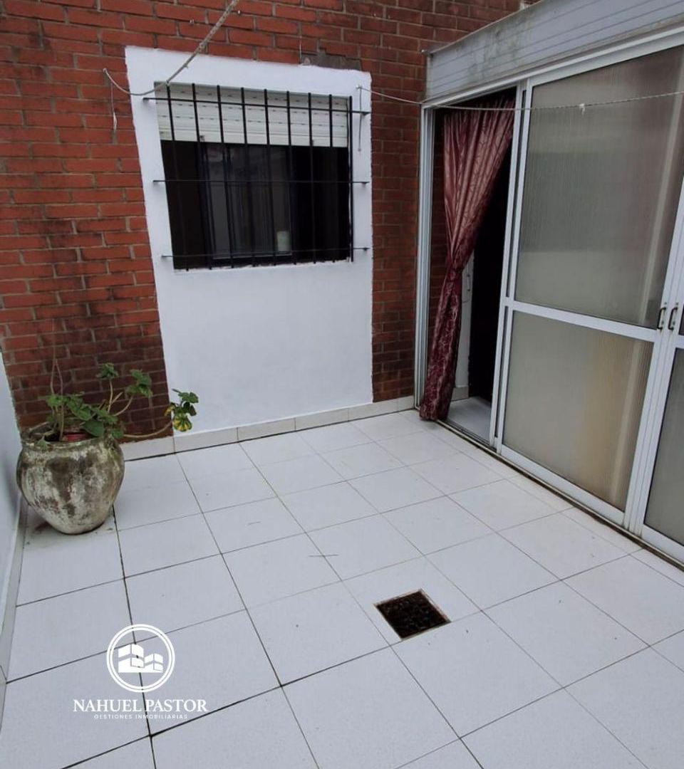 Foto de Alquiler departamento dos dormitorios con patio y cochera, Los Hornos, imagen 5