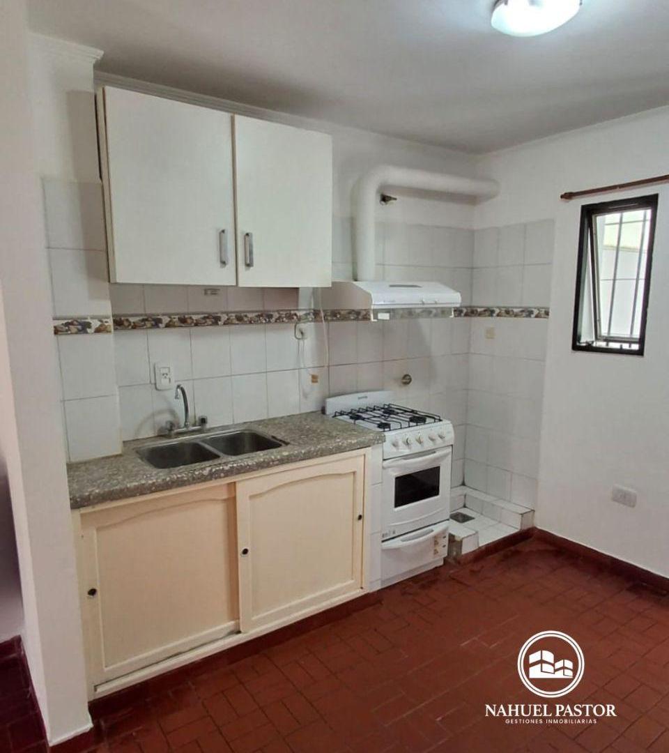 Foto de Alquiler departamento dos dormitorios con patio y cochera, Los Hornos, imagen 4