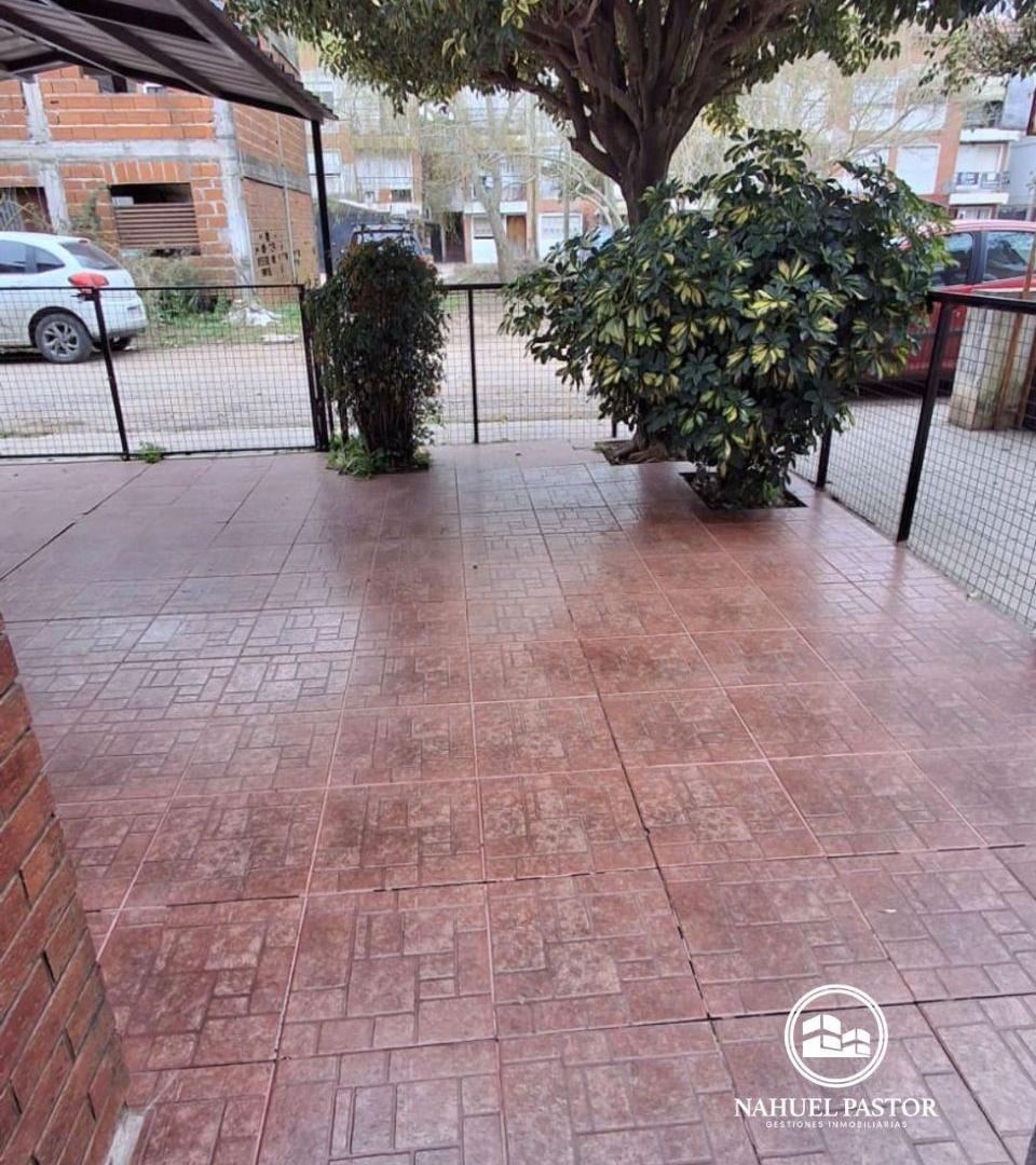 Foto de Alquiler departamento dos dormitorios con patio y cochera, Los Hornos, imagen 2