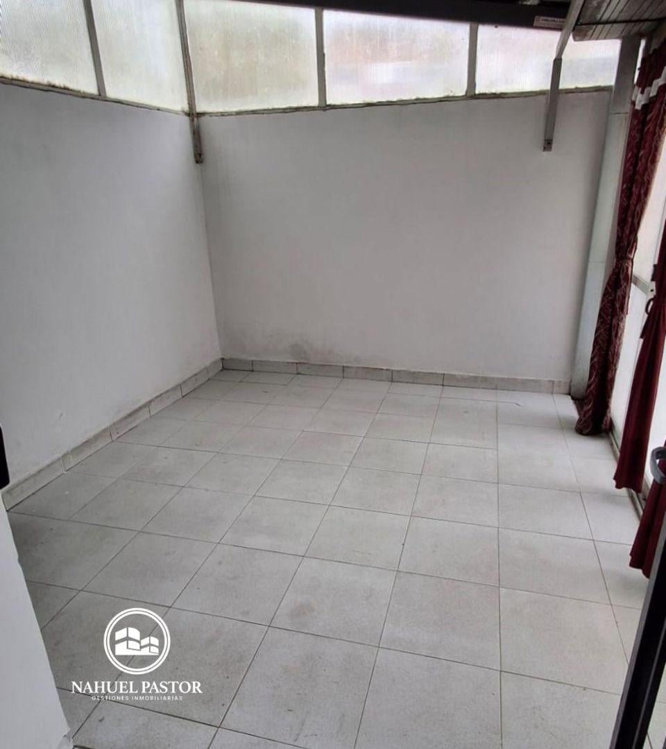 Foto de Alquiler departamento dos dormitorios con patio y cochera, Los Hornos, imagen 1