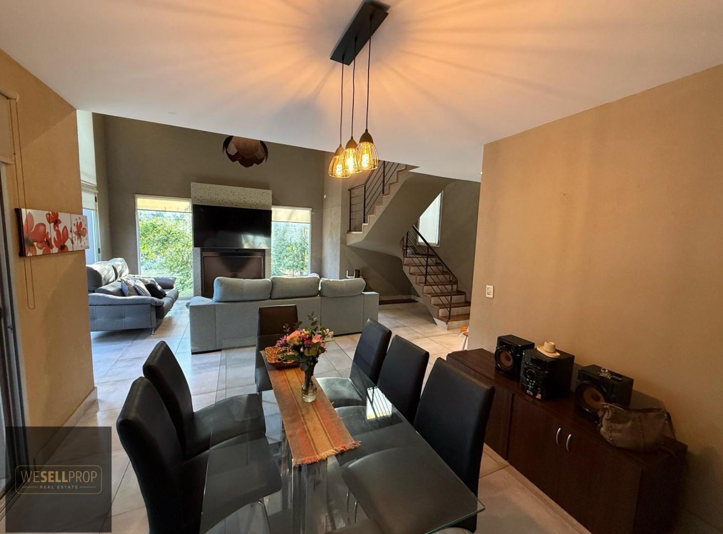 Foto de Venta de casa con pileta y parrilla - Santa Maria De Los Olivos, imagen 2