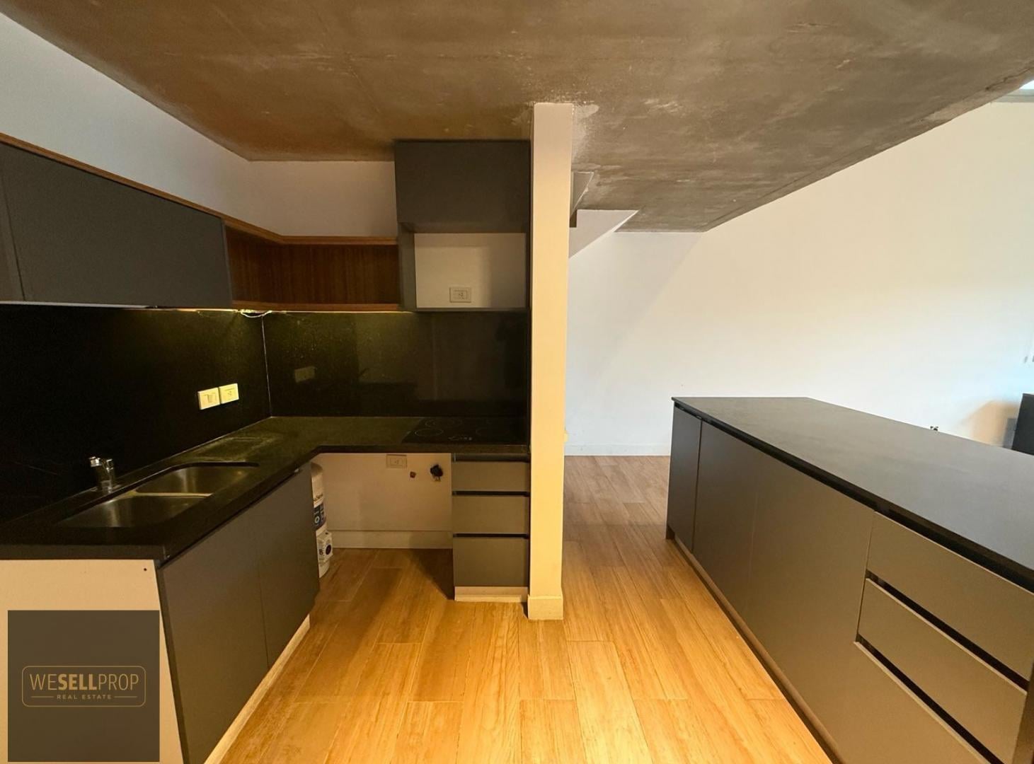 Foto de Venta de amplio duplex con patio y cochera cubierta en complejo full, imagen 2