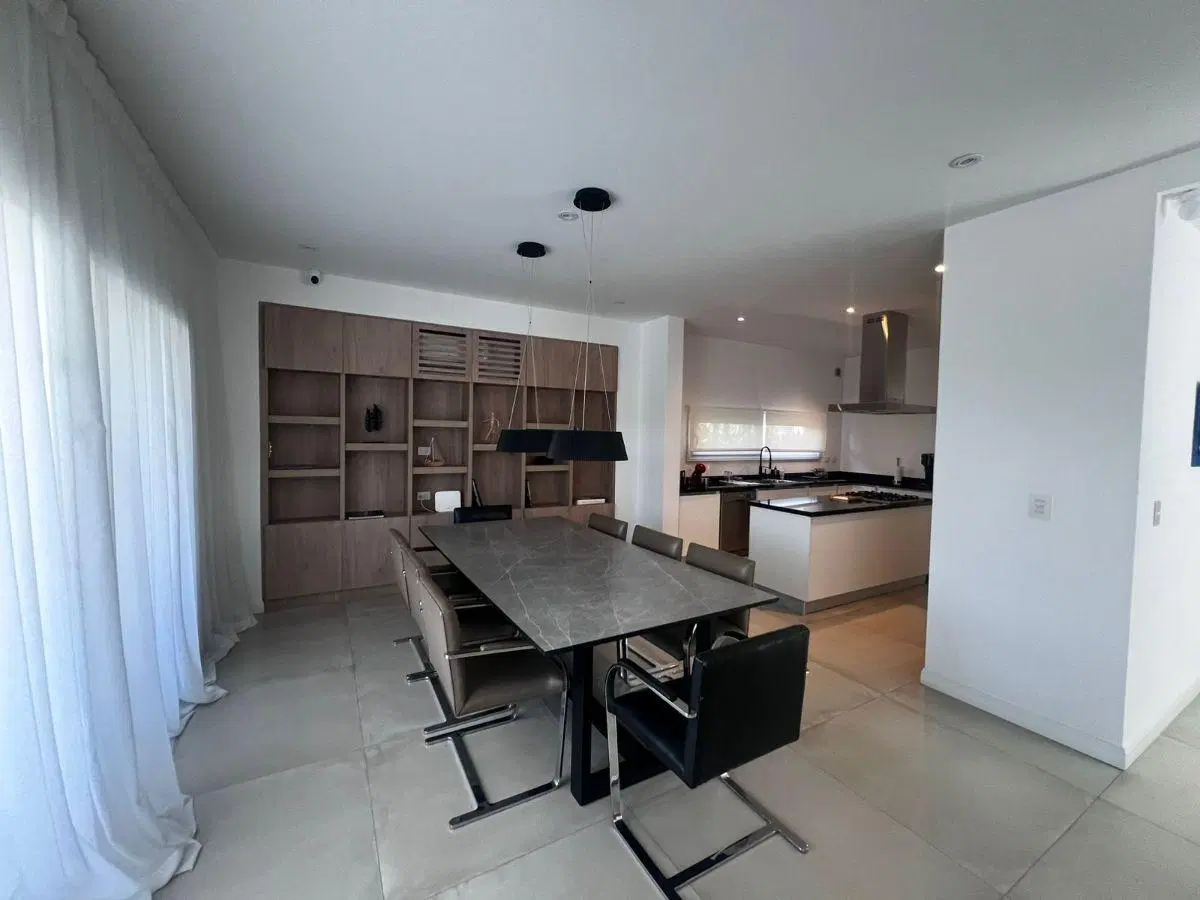 CASA LOTE INTERNO, PARQUIZADO. PILETA CLIMATIZADA 2