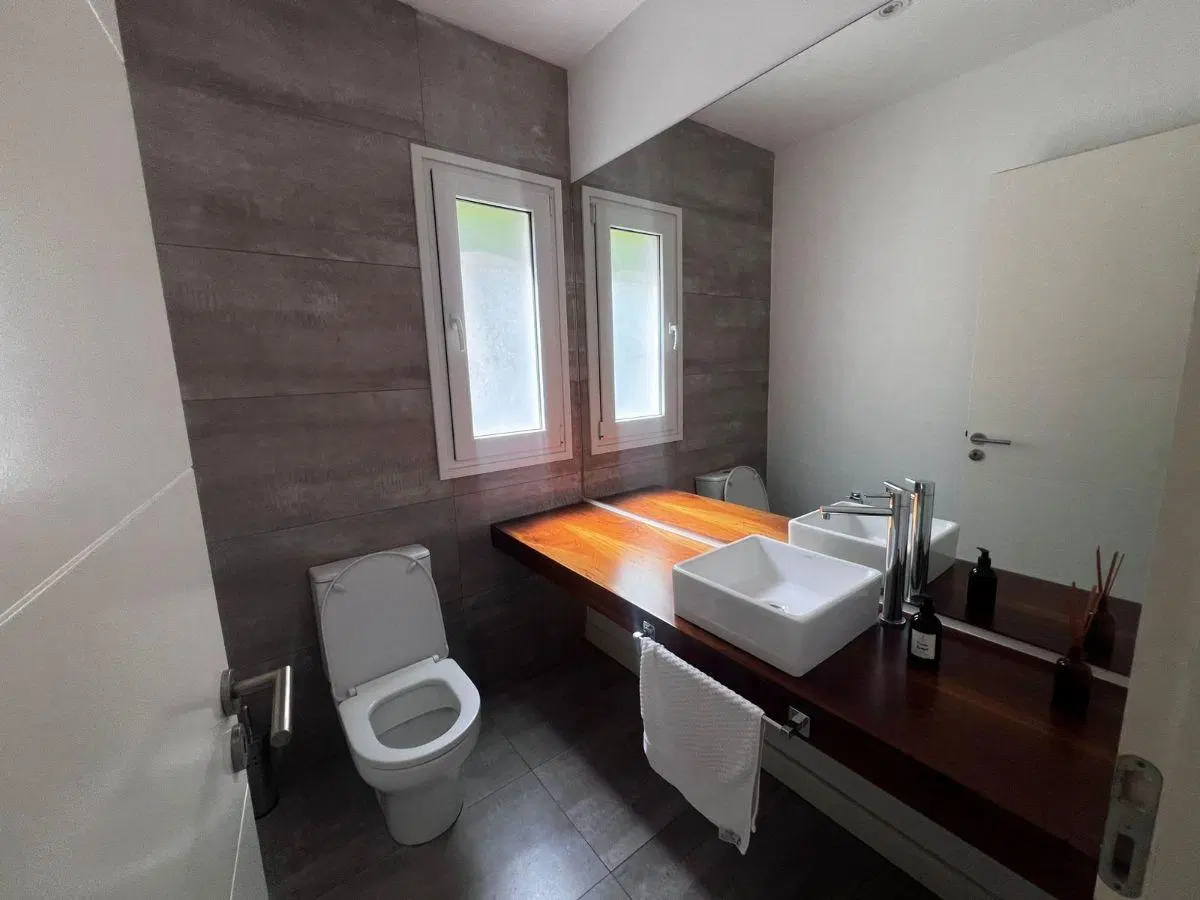 CASA LOTE INTERNO, PARQUIZADO. PILETA CLIMATIZADA 1