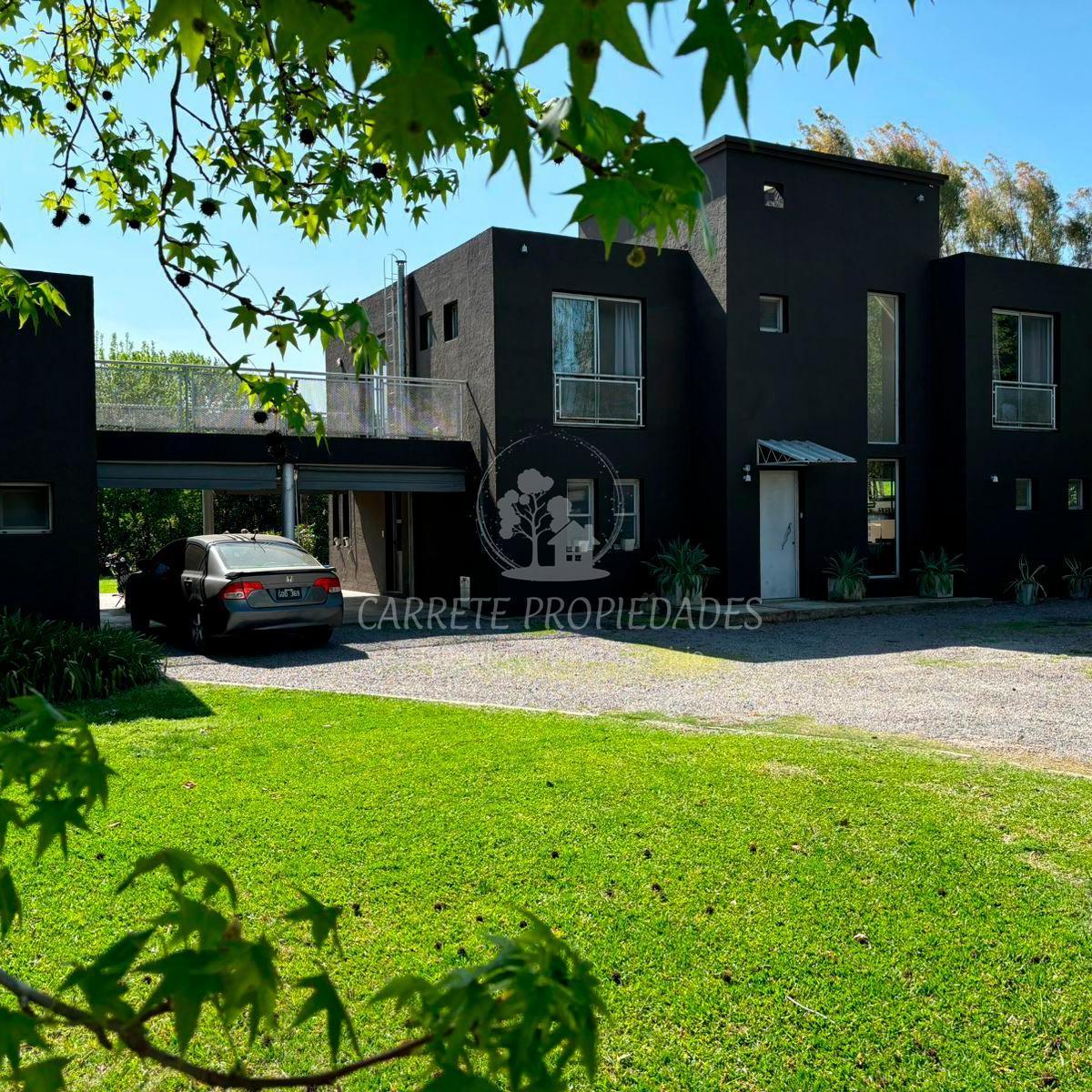 Casa a pocos minutos de escuelas, centros comerciales y accesos. En doble lote.