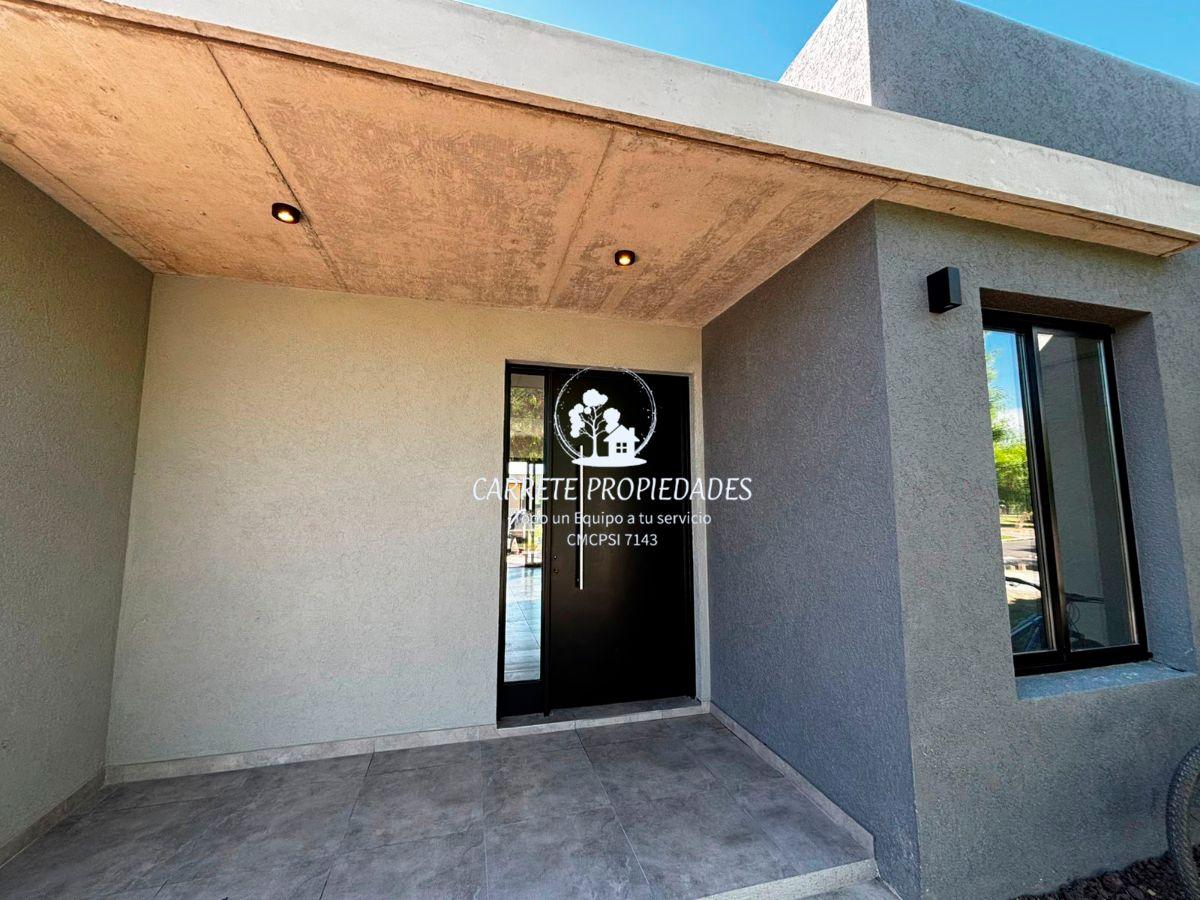 Casa en venta de 4 ambientes y escritorio. Barrio Santa Emilia. Pilar. Financiación.