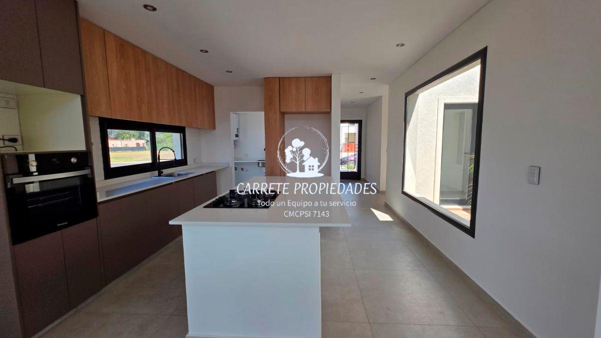 Casa en Venta de 5 ambientes estilo moderno. Barrio Santa Elena. Pilar del Este.