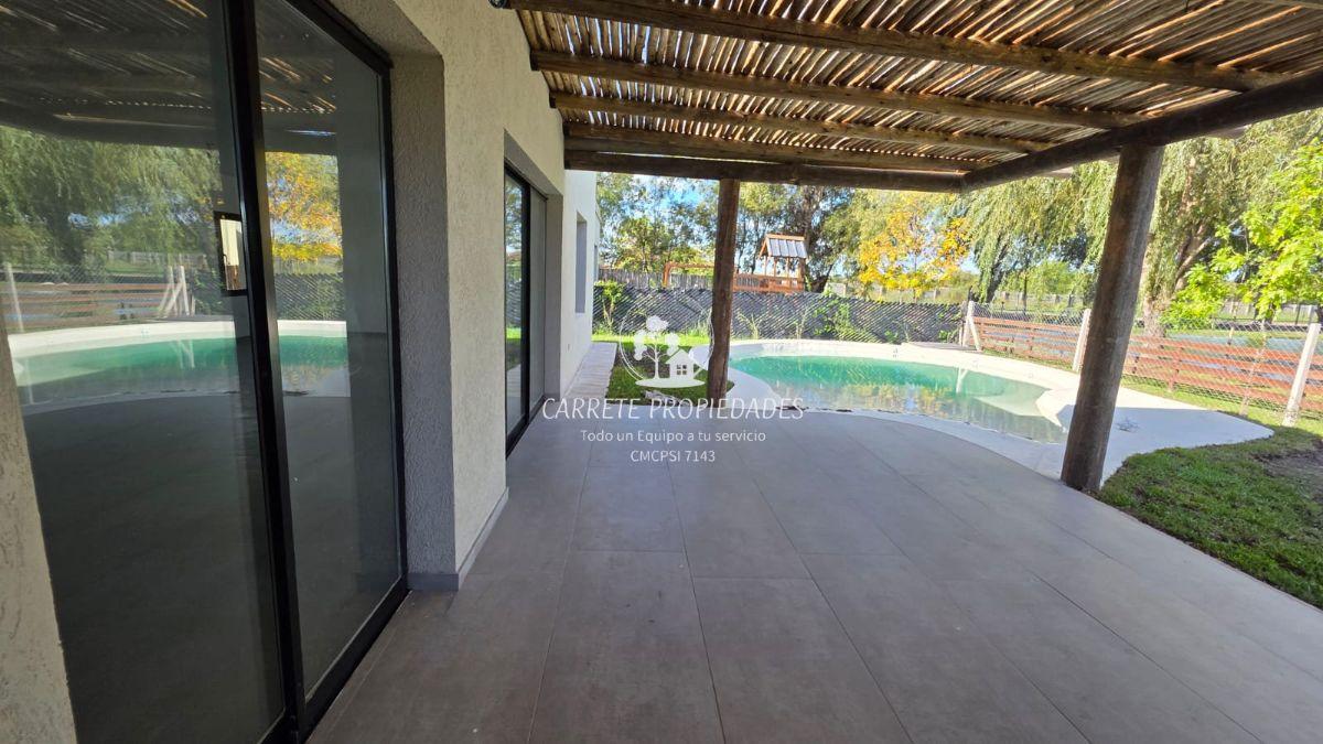 Casa en venta Moderna de 5 ambientes, pileta y fondo a verde. Barrio Santa Emilia. Pilar del Este.