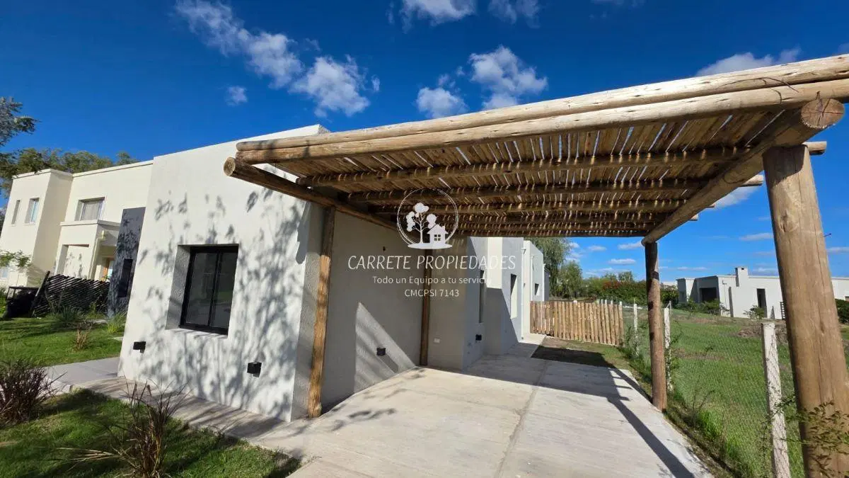 Casa en venta Moderna de 5 ambientes, pileta y fondo a verde. Barrio Santa Emilia. Pilar del Este. 3