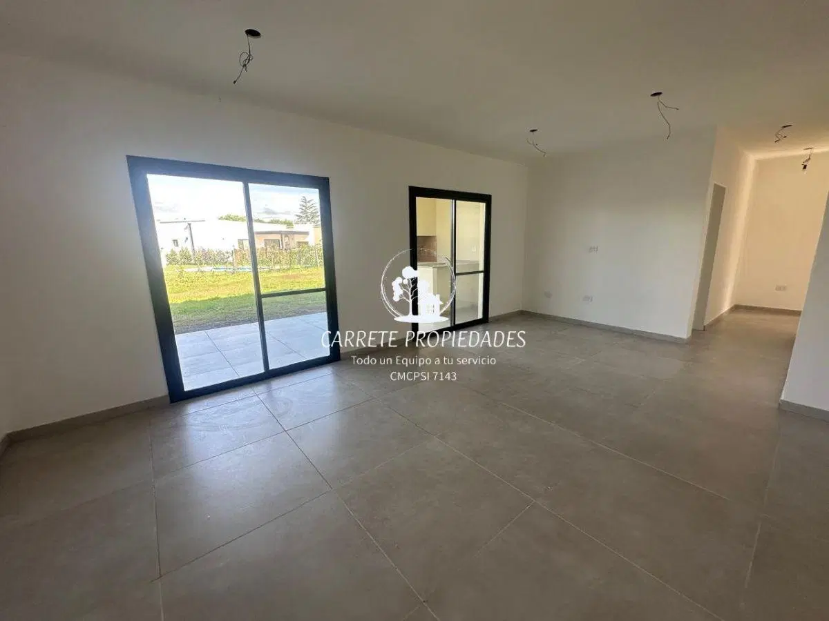 OPORTUNIDAD! Casa en Venta Estilo Moderno. Barrio San Ramón. Pilar del Este. 2